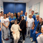Foto e Dr Dragan Milić, me pacienten e nga komuna e Bujanocit, per shkak te korrektesis gazetareske, perpos personav publik pacientes dhe familjareve ju mbulohet ftyra per privatesin