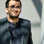 “Dy persona i kanë mshu derës përreth 20 min, kam njoftu Policinë” – Shkëlzen Gashi flet për ekspozitën, reagimet e bastisjen e shtëpisë