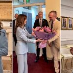 Haxhiu merr rolin e përkohshëm të Presidentes, pritet me lule nga stafi