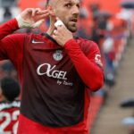 Marca i kushton poemë Vedat Muriqit: “Mbreti Pirat” që mbron ishullin me gola