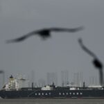 Irani paralajmëron se anijet e Marinës Amerikane që përpiqen të bllokojnë portet e saj do të “dërgohen në fund të detit”