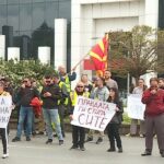 Studentët e “Work and Travel” protestuan para DAP-it kundër tatimit për të ardhurat nga jashtë