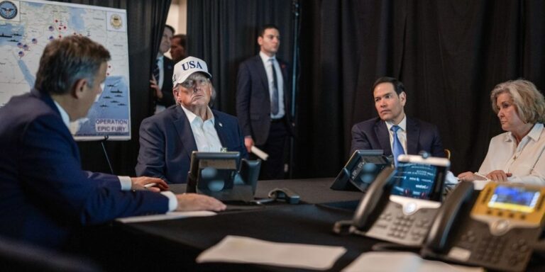 Trump përballet me dy opsione ndaj Iranit – sulme ushtarake ose sanksione të ashpra