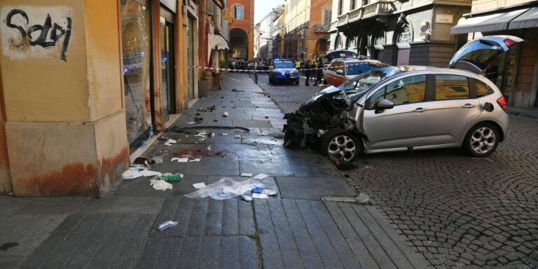 Vetura përplas këmbësorët në Itali, disa të lënduar