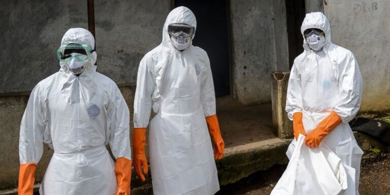 Shtëpia e Bardhë mohon se pengoi kthimin e mjekut të infektuar me Ebola