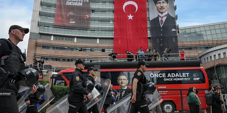 Policia turke sulmoi selinë kryesore të opozitës me gaz lotsjellës