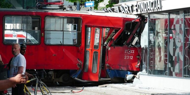 Tramvaji përplaset me një ndërtesë në Beograd, dhjetëra të lënduar