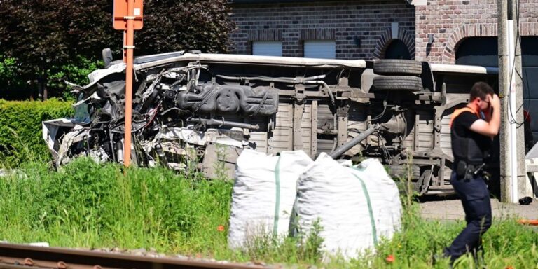 Treni dhe minibusi shkollor përplasen në Belgjikë, disa të vdekur