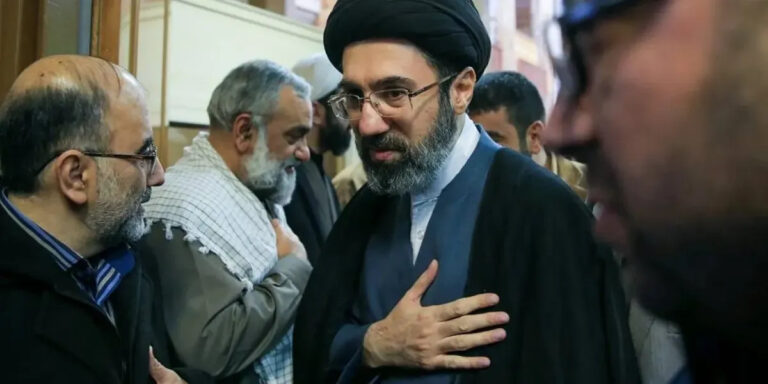 Khamenei u plagos në sulmin ku mbeti i vrarë babai i tij, mjekët menduan t’i amputonin këmbën – zbulohen detaje
