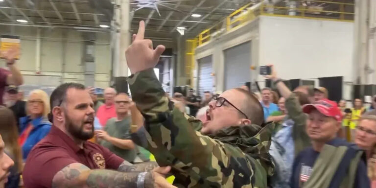 Protestuesi shoqërohet jashtë tubimit të Trump në Pensilvani