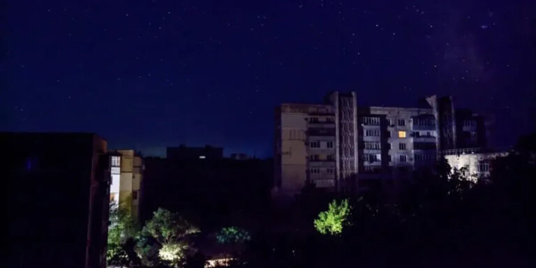Sulmet e Ukrainës ndërpresin energjinë elektrike në qytetin kyç në Krimenë e pushtuar nga Rusia