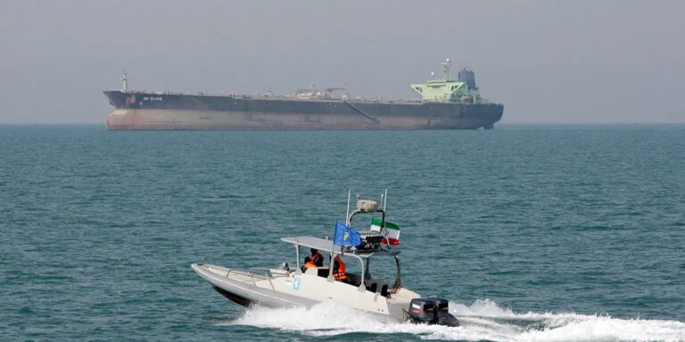 IRGC paralajmëron anijet jashtë korridorit të Omanit në Hormuz, ndërsa Rubio vendos kufirin mbi taksat