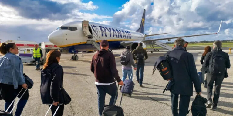 Ryanair thotë se do t’i lejojë prindërit të ulen pranë fëmijëve falas