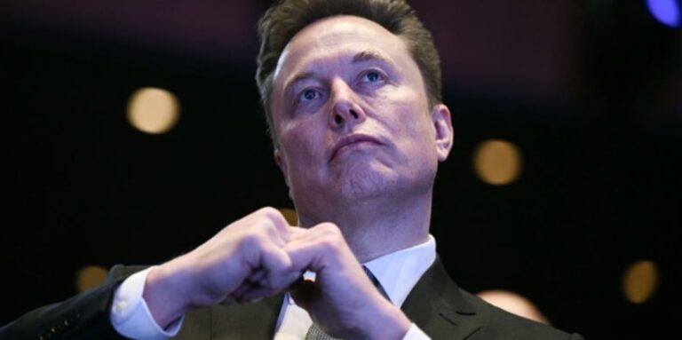 Elon Musk humb statusin e trilionerit
