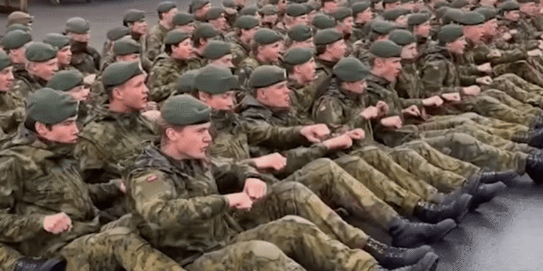 Ushtarët e Norvegjisë performojnë festimin “Viking Row” në mbështetje të kombëtares së tyre