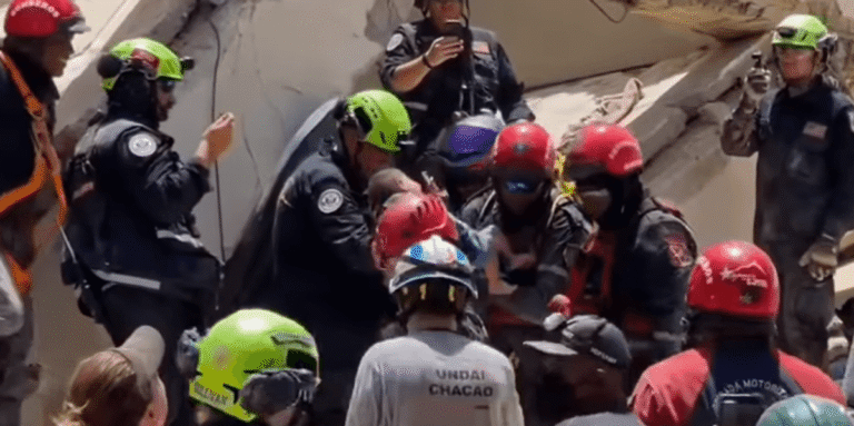 “Ju lutem, një ambulancë” – pas 74 orësh nën rrënoja, shpëtohen një foshnje 10-muajshe dhe një 11-vjeçar në Venezuelë