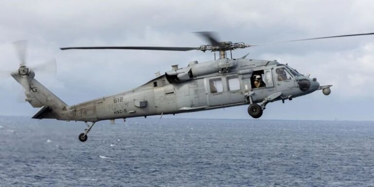 Rrëzohet helikopteri i Marinës amerikane në Detin Arabik, një ushtarak i zhdukur