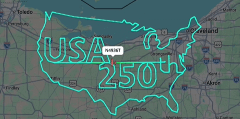 Fluturim spektakolar, piloti krijon mbishkrimin “USA 250th” në qiell