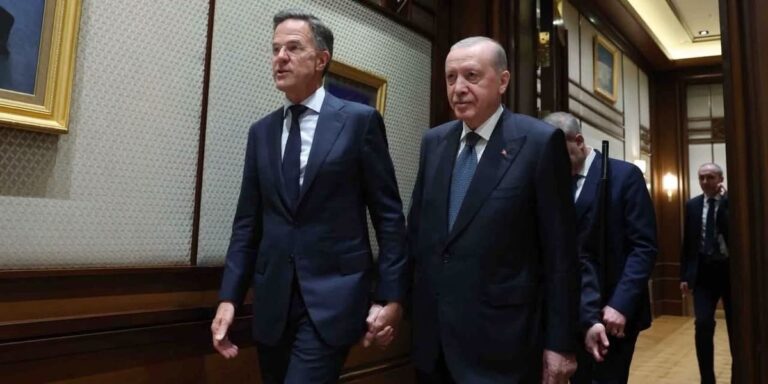 Erdogan dhe Rutte dorë për dore në Samitin e NATO-s, fotoja që po komentohet kudo