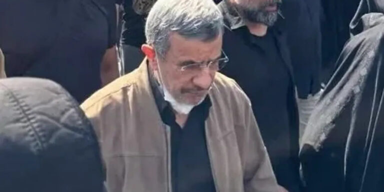 Nga “i vdekur” në mes të turmës, Ahmadinexhad shfaqet papritur në funeralin e Khameneit