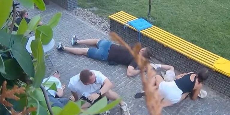 Njerëzit ikin ndërsa rusët kryejnë sulm pranë kafenesë në Ukrainë