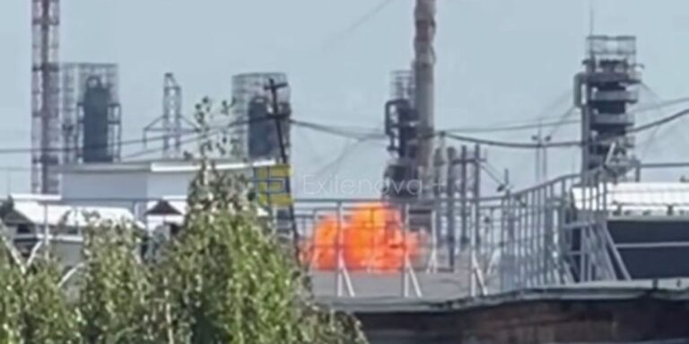Momenti kur droni ukrainas godet direkt rafinerinë ruse të naftës në Tyumen
