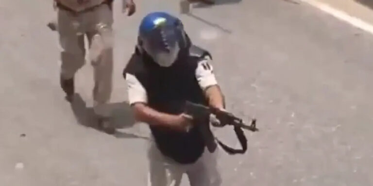 Pamje tronditëse nga India, polici nxjerr AK-47 dhe qëllon ndaj protestuesve