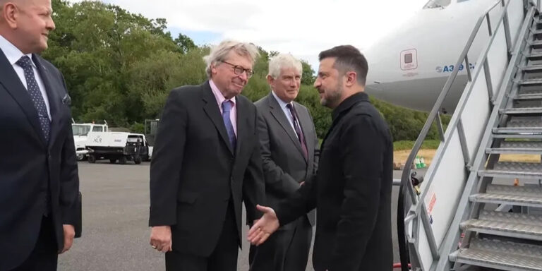 Zelensky për vizitë zyrtare në Britani do të takohet me kryeministrin e ri