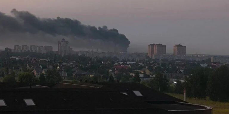 Ukrainasit sulmojnë Moskën me dronë, një depo e madhe në flakë