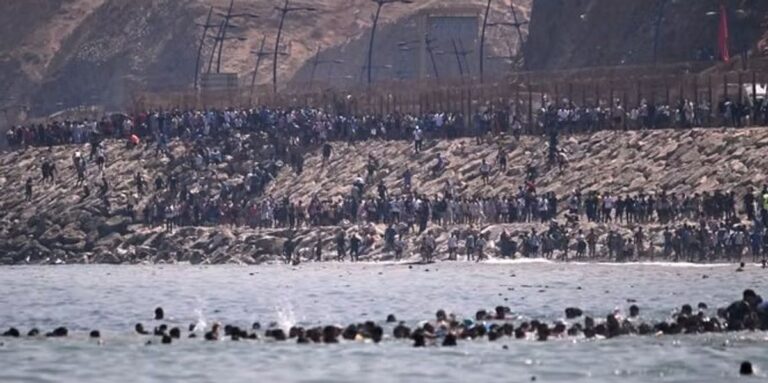 Qindra emigrantë notojnë nga Maroku në enklavën spanjolle të Ceutës