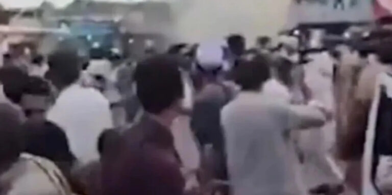 Sulm vetëvrasës në stacionin e policisë në Pakistan, të paktën 14 të vdekur