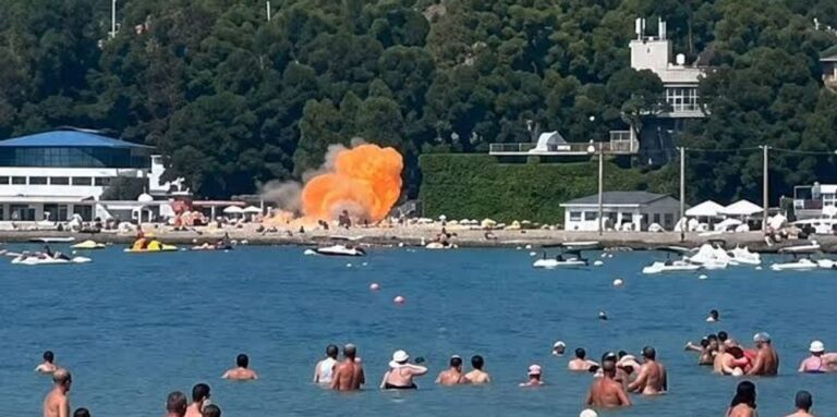 Momenti kur droni ukrainas godet plazhin në Rusi, pranë “pallatit të Putinit”