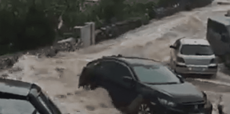 Përmbytje të rënda në Greqi, gruaja goditet nga rrufeja ndërsa ishte në veturë
