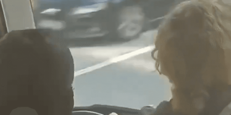 Shoferi humbi ndjenjat, dy pasagjerë marrin kontrollin e autobusit dhe shpëtojnë rreth 50 persona në Suedi
