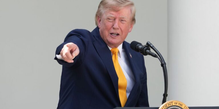 SHBA-ja largon minat nga Hormuzi, Trump paralajmëron Iranin për ‘tolerancë zero’