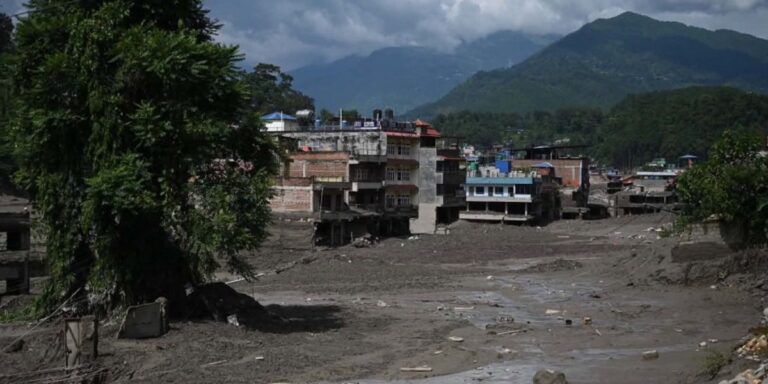 Përmbytjet në Nepal, shkon në 95 numri i viktimave – dhjetëra ende të zhdukur