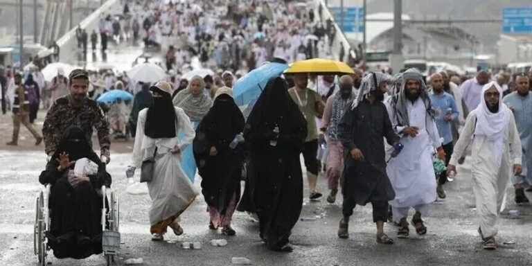 Autoritetet saudite lëshojnë “alarm të kuq” për reshje të dendura shiu në pjesë të Mekës