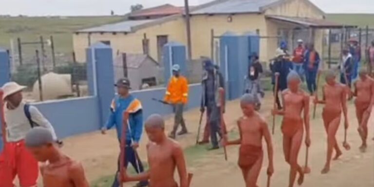 Tradita që po kthehet në tragjedi, 43 djem kanë humbur jetën në ceremonitë e rrethprerjes në Afrikën e Jugut