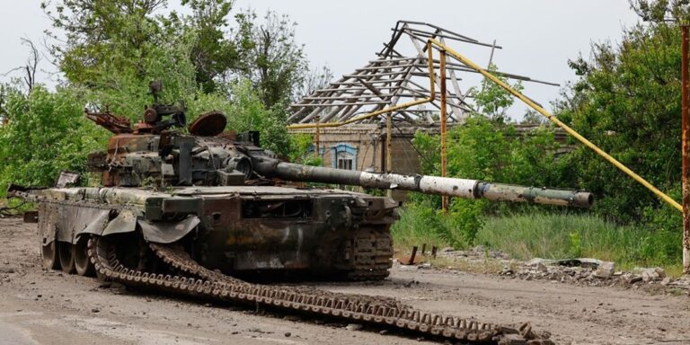 Pa tanke dhe me trupa të vetmuar: Ukraina shpjegon ndryshimin e taktikave ruse në fushën e betejës