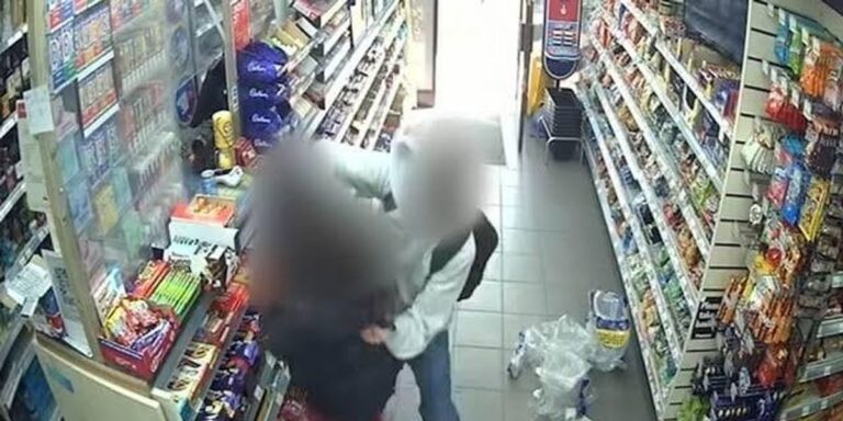 Refuzoi të dilte me të, britaniku 14-vjeç e ndjek dhe godet disa herë me thikë vajzën