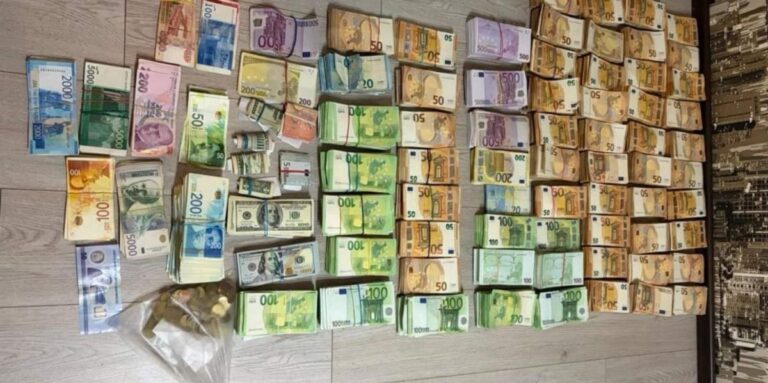 Policia malazeze gjen një milion euro dhe pajisje IT në apartamentin e shtetasve rusë të arrestuar