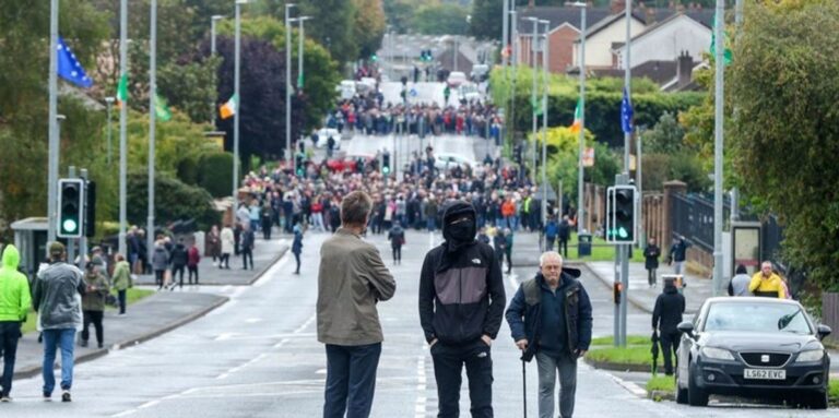 Në Irlandën Veriore, 2000 protestues ndaluan një procesion protestant në një lagje katolike