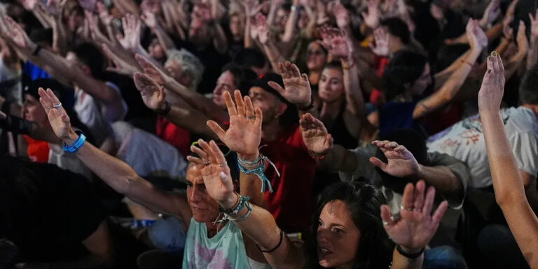 Sánchez premton dekret të ri për strehimin pas dëbimit të 87-vjeçares – protestuesit bëjnë ‘kamping’ në zemër të Madridit