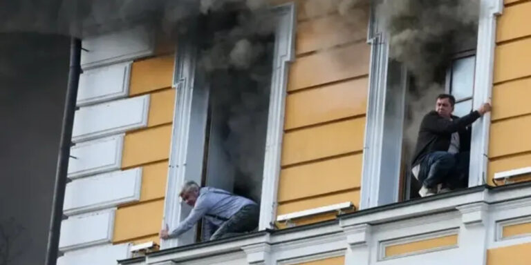 Njerëzit evakuohen nga dritaret e Akademisë së Shkencave në Kiev pasi ndërtesa goditet nga një dron rus
