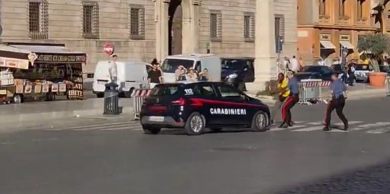 Momenti kur Carabinieri godet me veturë policin dhe migrantin afrikan