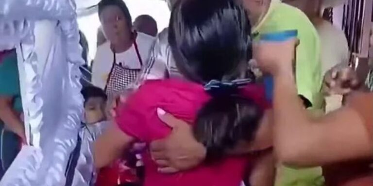 Adoleshentja zgjohet në arkivol gjatë funeralit të saj në Guatemalë