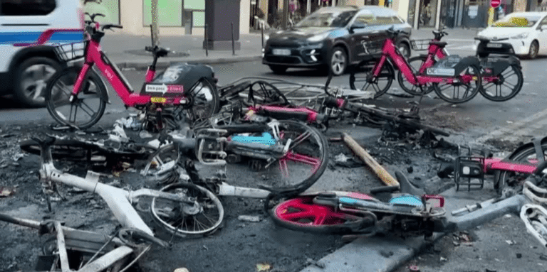 Gjurmë shkatërrimi nëpër Paris – biçikleta të djegura, dritare të thyera dhe dyqane të plaçkitura